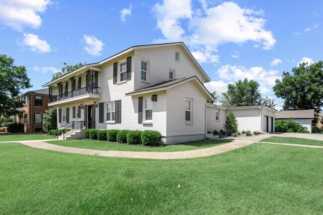 Foto del edificio - A modern revival of classic architecture, this Nichols Hills residence has been meticulously rebu...