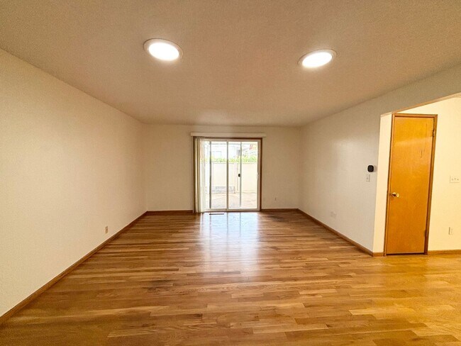 Building Photo - Newly Update 2 Bedroom Home! W/S/G Include...