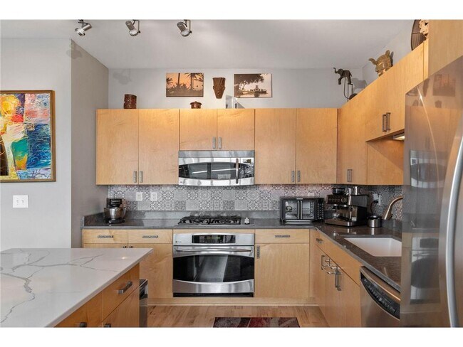 Building Photo - 215 10th Ave S