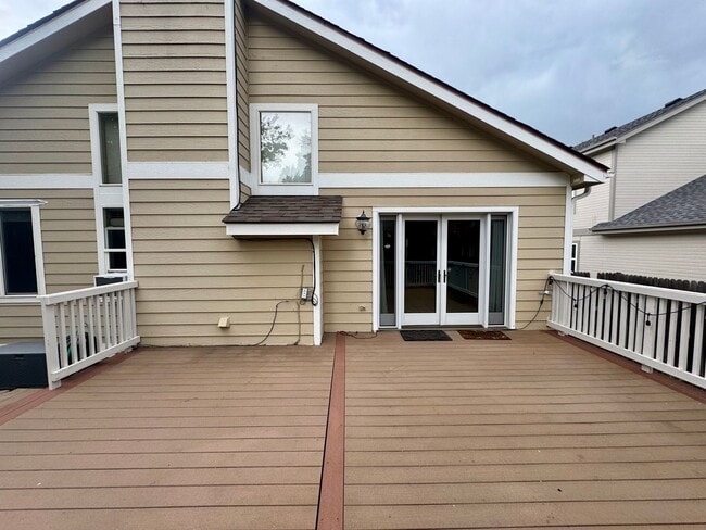 Building Photo - Gorgeous 4 bedroom with Loft and 3 car gar...