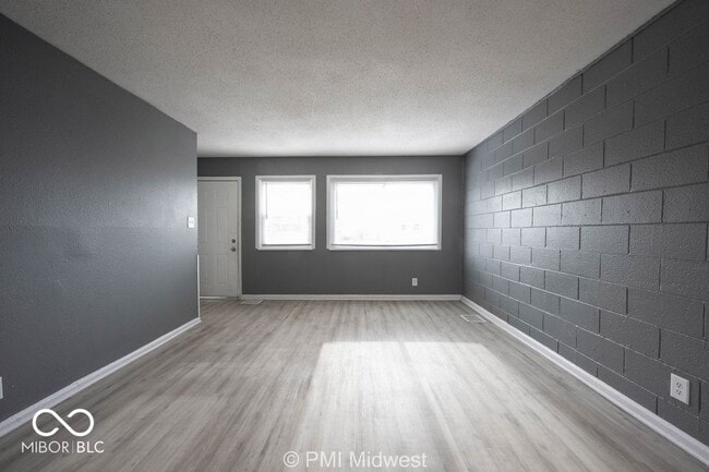 Foto del edificio - 6064 E 16th St