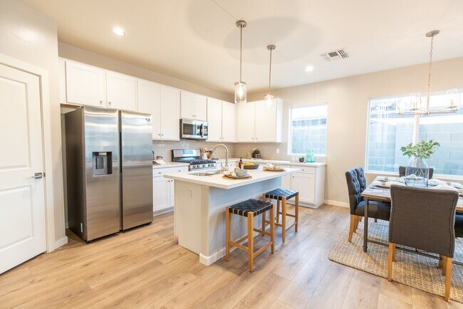 Foto del edificio - STUNNING 3 BED 2.5 BATHROOM + LOFT ARCADIA...