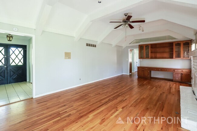 Foto del edificio - 3 BR/2BA | Newly Renovated Single Family Home |  2 Car Garage | Large Subbasement
