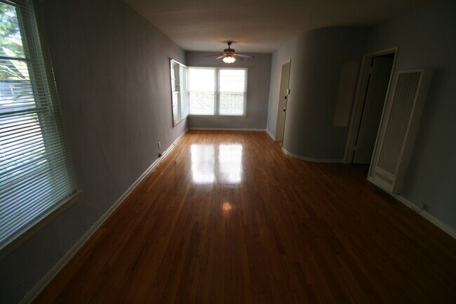 Building Photo - 1122 N Fuller Ave