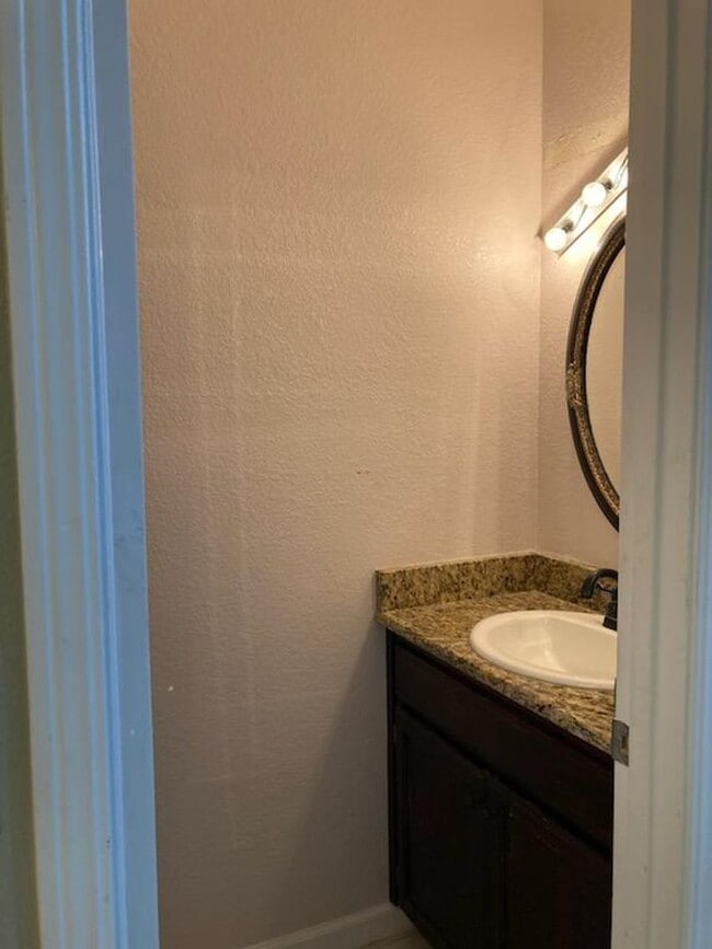 Building Photo - **Centrally Located in Santa Rosa!!**