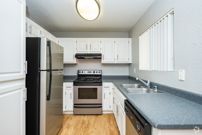 2BR, 1BA - 740SF - Kitchen - Sommerset