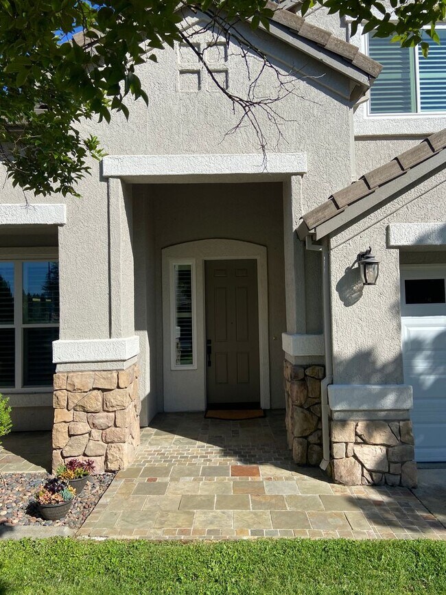 Building Photo - Beautifully remodeled 3 Bdrm+Master retrea...