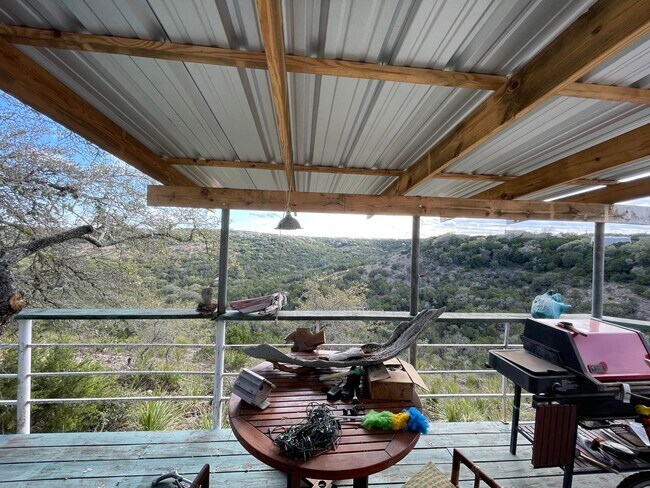 Foto del edificio - NEW ON MARKET // ALL BILLS PAID !