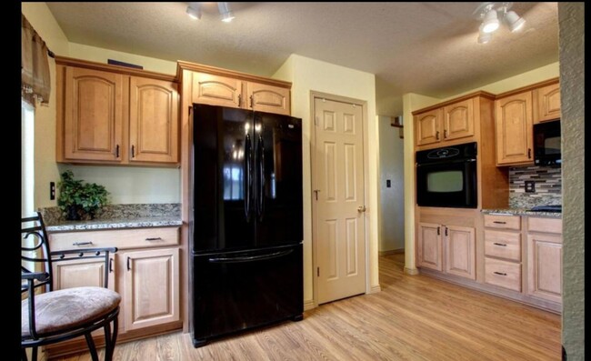 Kitchen w/ granite countertops - 37677 Sable Ridge Rd