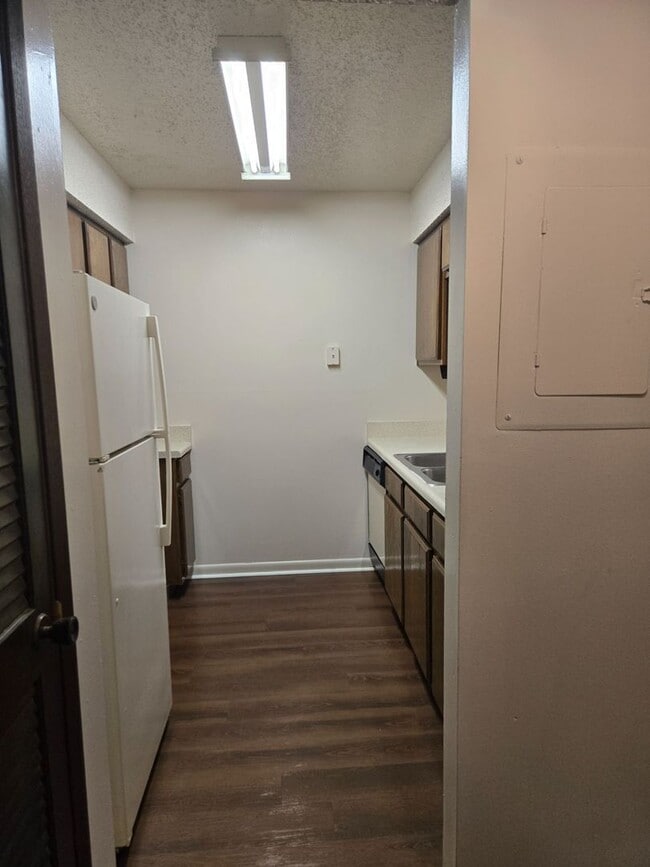 Building Photo - Spacious 1 Bedroom, 1.5 Bath Townhouse – M...