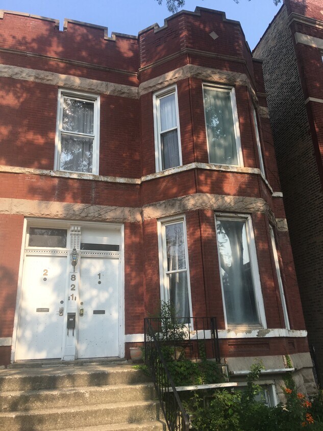front of building - 821 S Laflin St