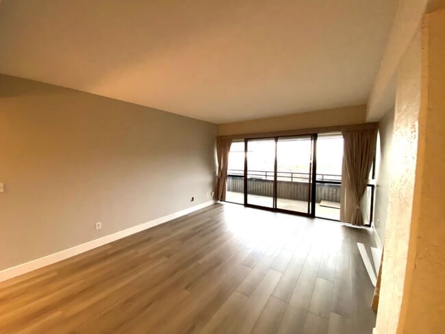 Building Photo - 2 Bed 2 Bath Condo in Bench Tower Condomin...