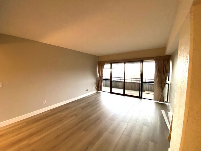 Foto del edificio - 2 Bed 2 Bath Condo in Bench Tower Condomin...