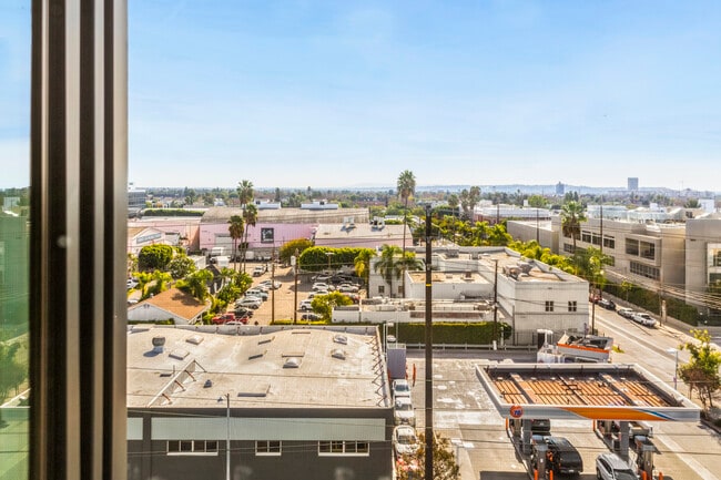 Foto del edificio - 6677 Santa Monica Blvd