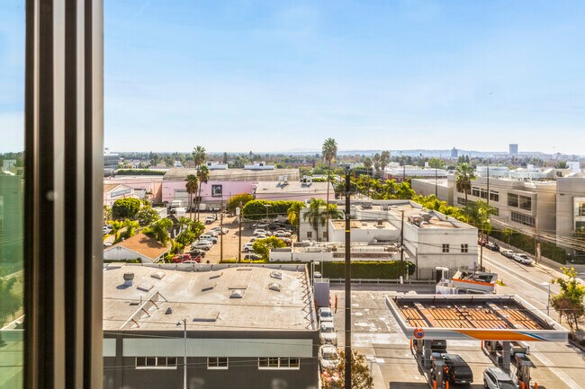 Building Photo - 6677 Santa Monica Blvd