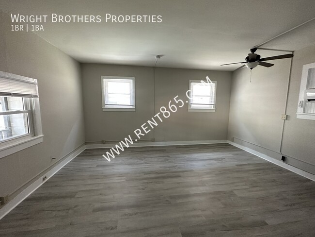 Building Photo - One Bedroom Fort Sanders Apartment right o...