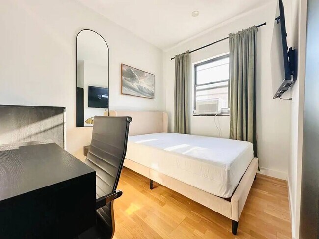 Foto del edificio - Furnished room/NOT APARTMENT