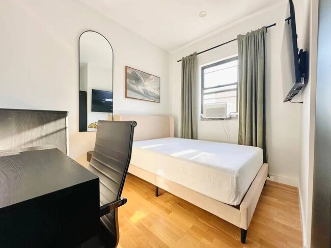 Building Photo - Furnished room/NOT APARTMENT