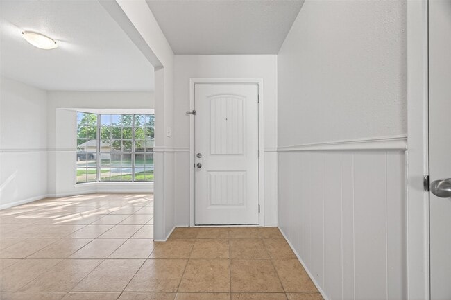 Building Photo - 22206 Red River Dr