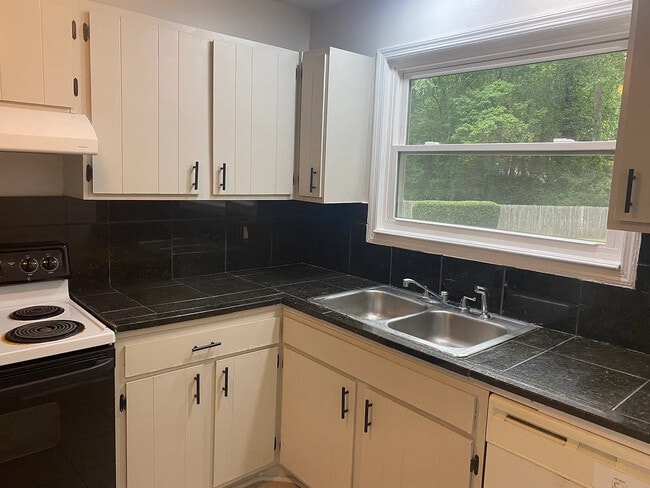 Building Photo - Room in Townhome on Baker Ct