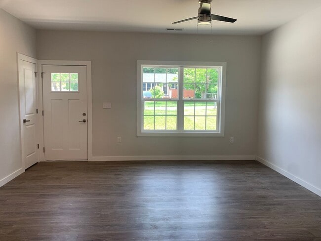 Building Photo - Beautiful Two Bedroom Duplex in Gastonia!