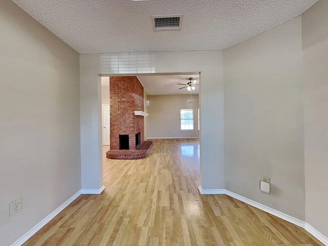 Foto del edificio - 923 Teakwood Ln