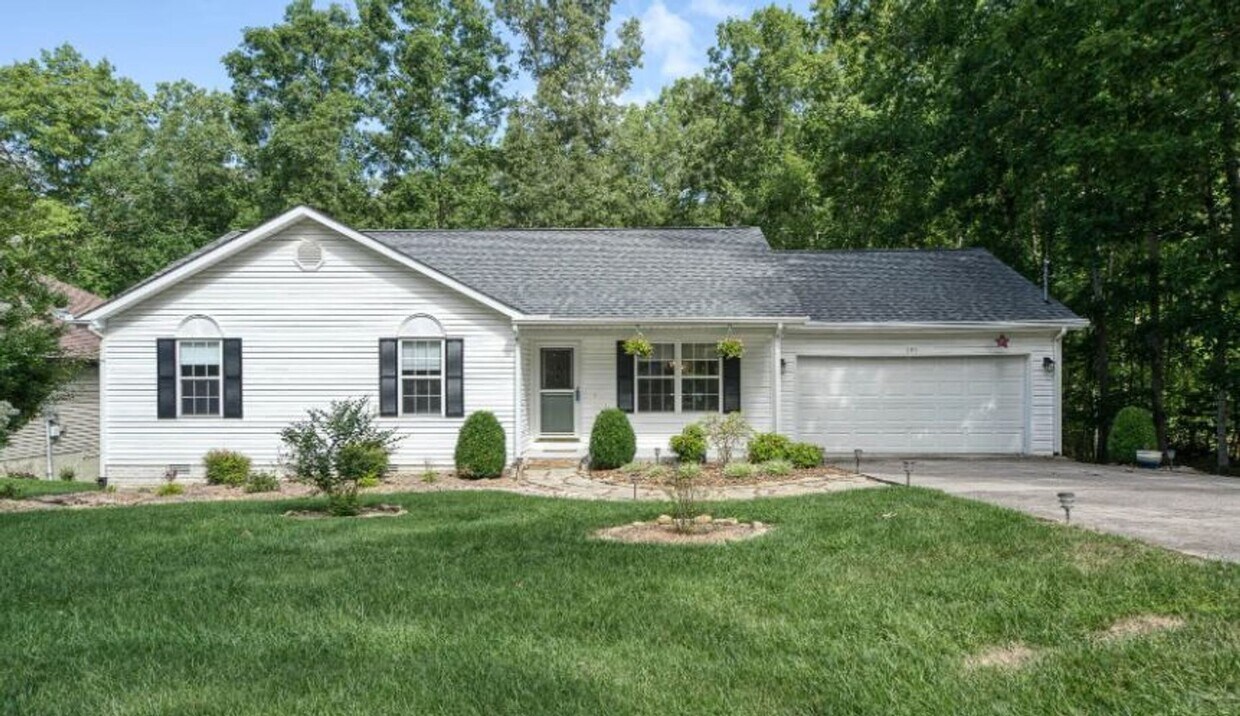 Foto principal - 3 bedroom / 2 bath Perfect location *Available for a 12 month lease* Unfurnished