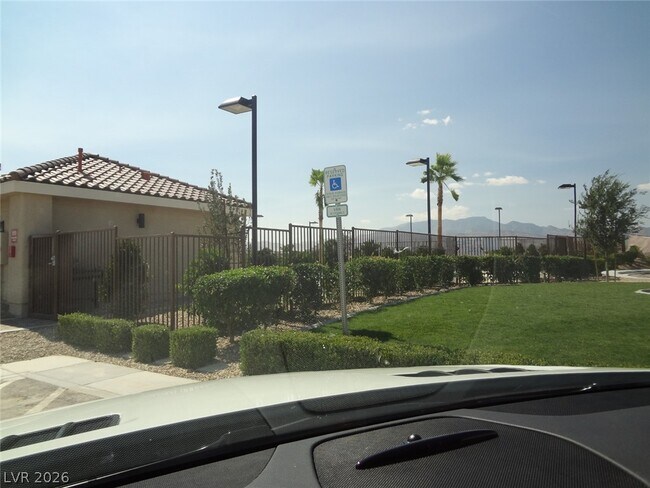 Foto del edificio - 9453 Alma Ridge Ave