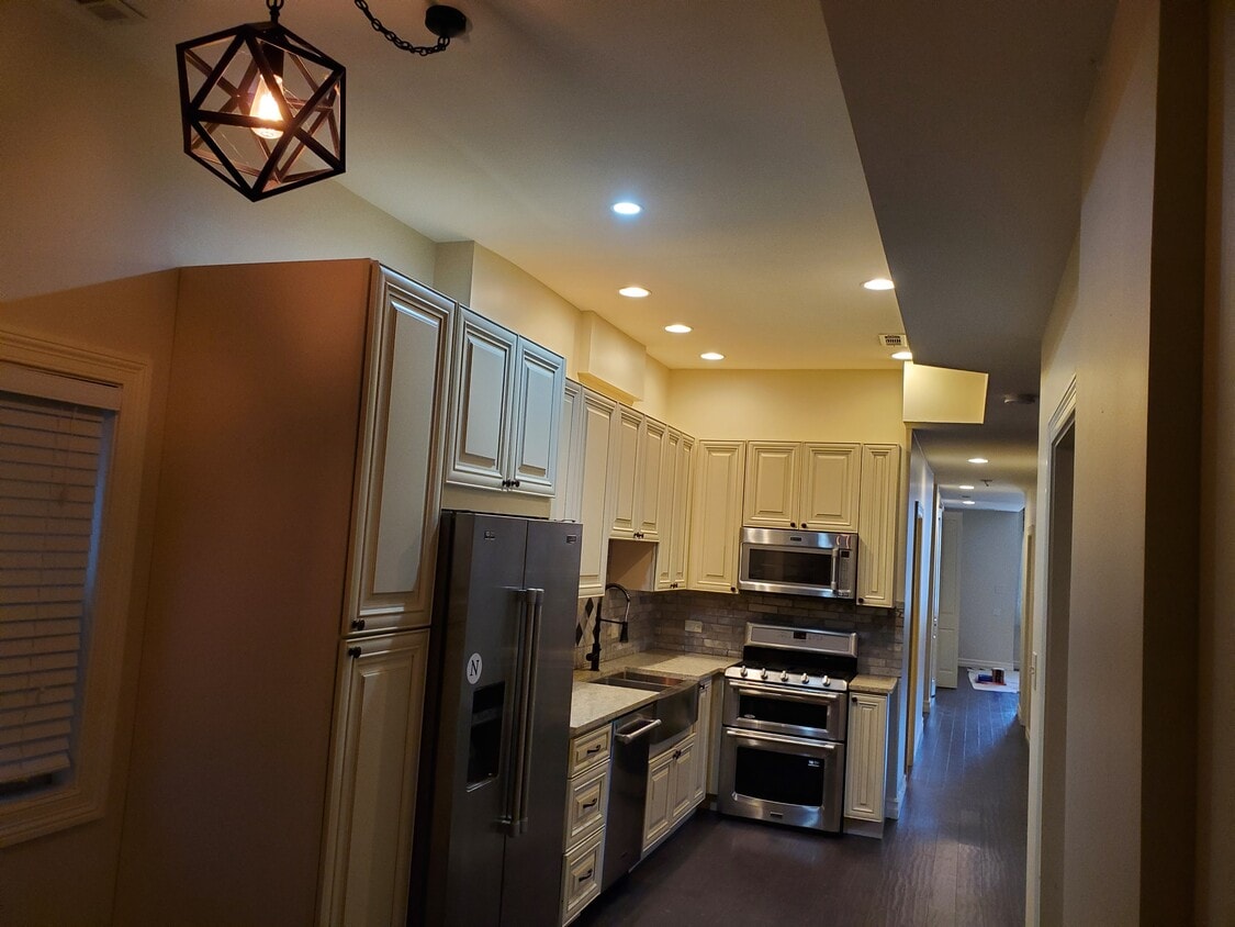 Gourmet kitchen - 4338 S Berkeley Ave