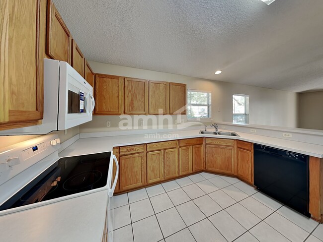 Building Photo - 14428 Woodfield Cir N