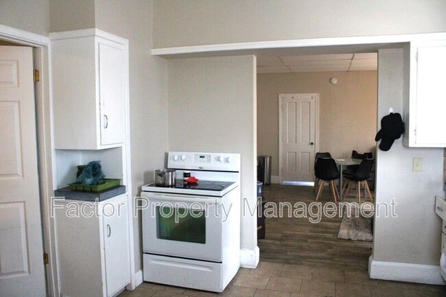 Building Photo - 328 N 6th St