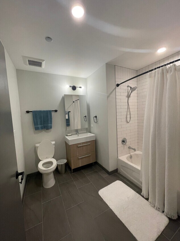 Baño - 37 S La Salle St