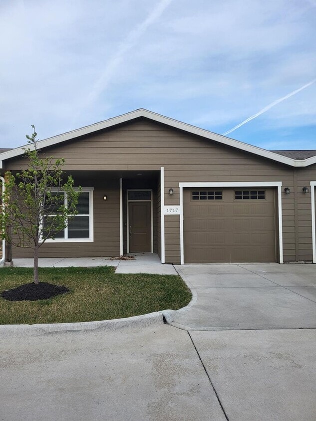 Photo - 1717 Hillcrest Drive