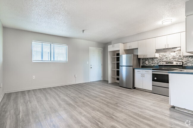 1BD, 1BA - 600SF - Living Room and Dining Room - Seminole Vista - Park Portfolio