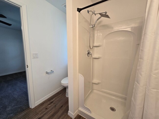 Foto del edificio - Beautiful 2 bed/ 2 bath Townhome w/ Balcony, Garage & Community Pool