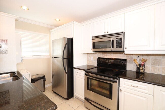 Foto del edificio - Fully Furnished 2 Bedroom Condo down by th...