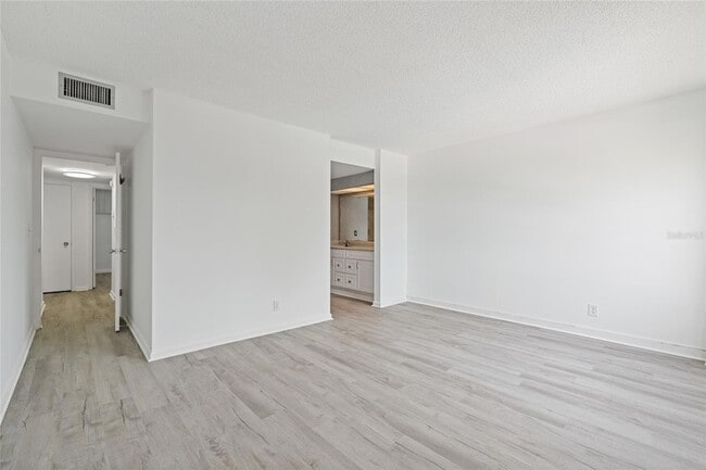 Building Photo - 2621 Cove Cay Dr