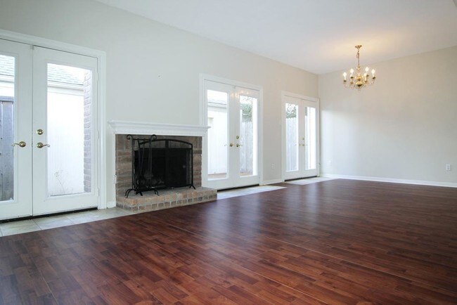 Building Photo - 1052 Augusta Dr