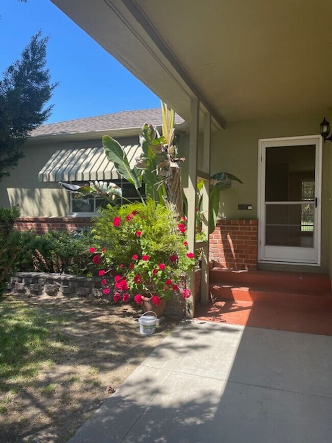 Foto del edificio - Charming 3 Bedroom Home on a Quiet Tree-Li...