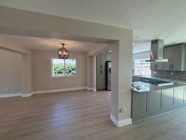 Foto del edificio - Bright & Upgraded 4BD/3BA Rental in San Ma...