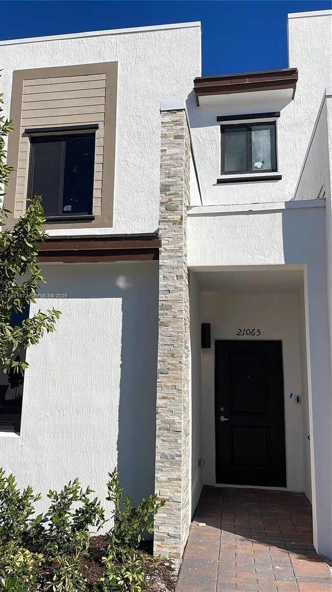 Building Photo - 21065 NE 8th Ave