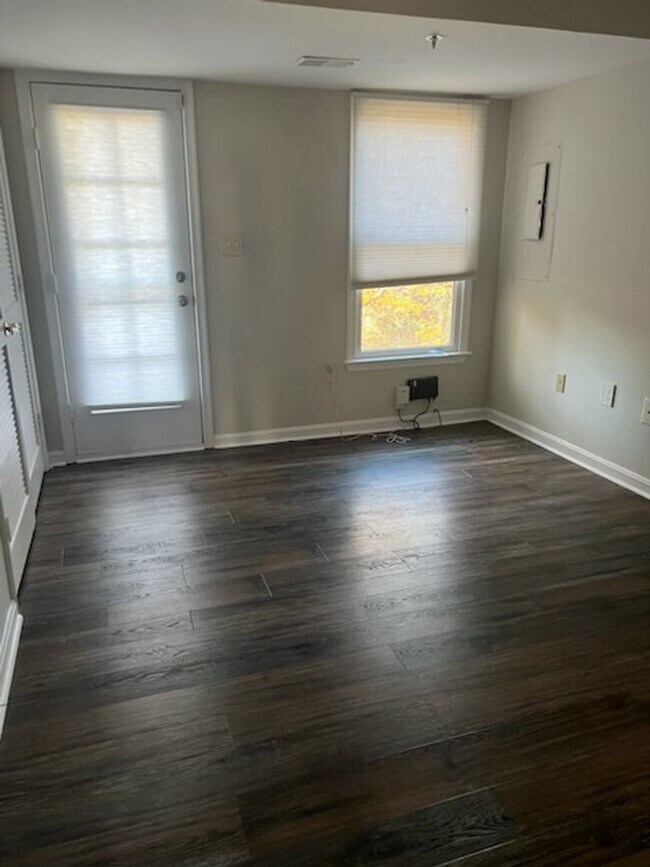 Building Photo - SPACIOUS END UNIT TH  IN  THE KENTLANDS
