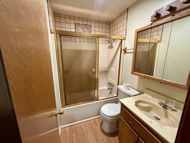Foto del edificio - Introducing a charming 2-bedroom, 1-bathroom house in the desirable location of Russellville, AR.