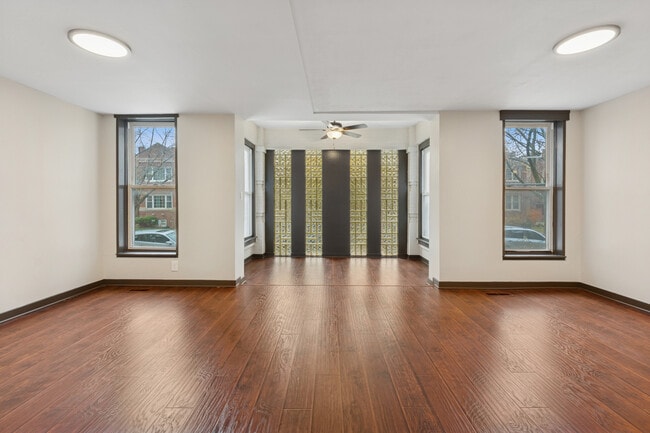 Building Photo - 3045 W Eastwood Ave