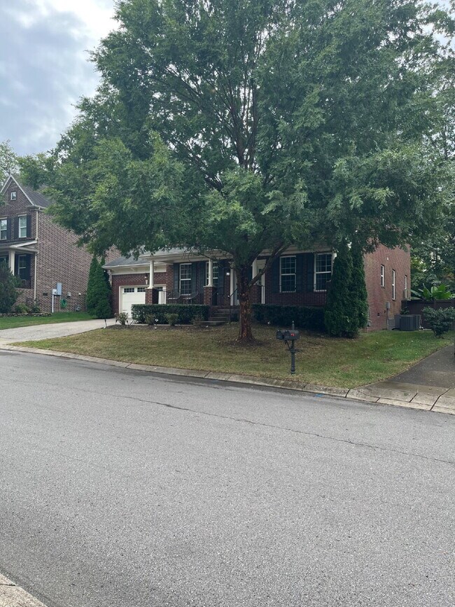 Foto del edificio - "Charming 4-Bed Home in Mt. Juliet's Sterl...