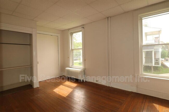 Building Photo - 122 Buell St