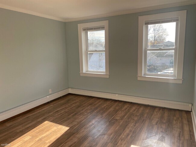 Building Photo - 2 br, 1 bath Duplex - 26 King Street 2
