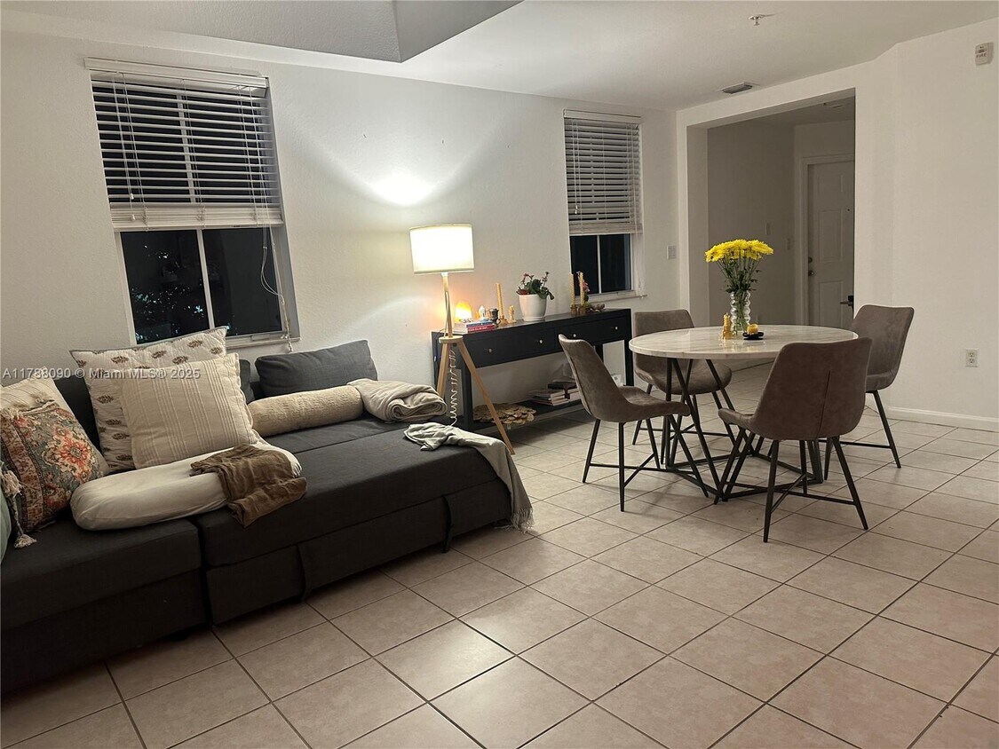 Foto principal - 11002 NW 83rd St