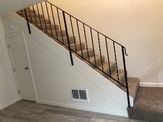 Building Photo - 1527 Santiam Hwy SE