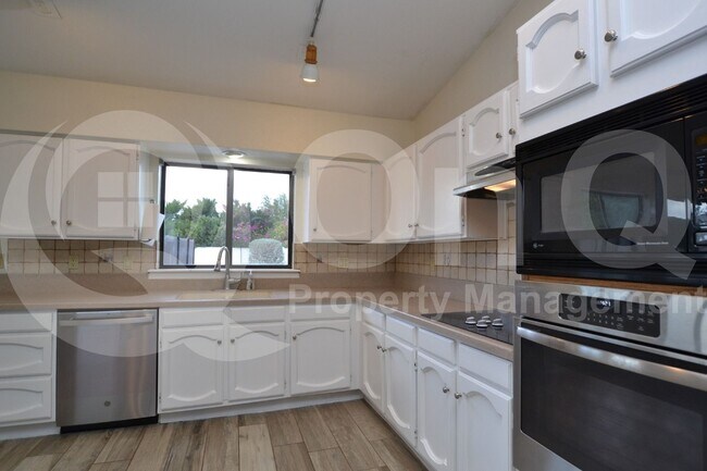 Foto del edificio - 526 E Houston Ave